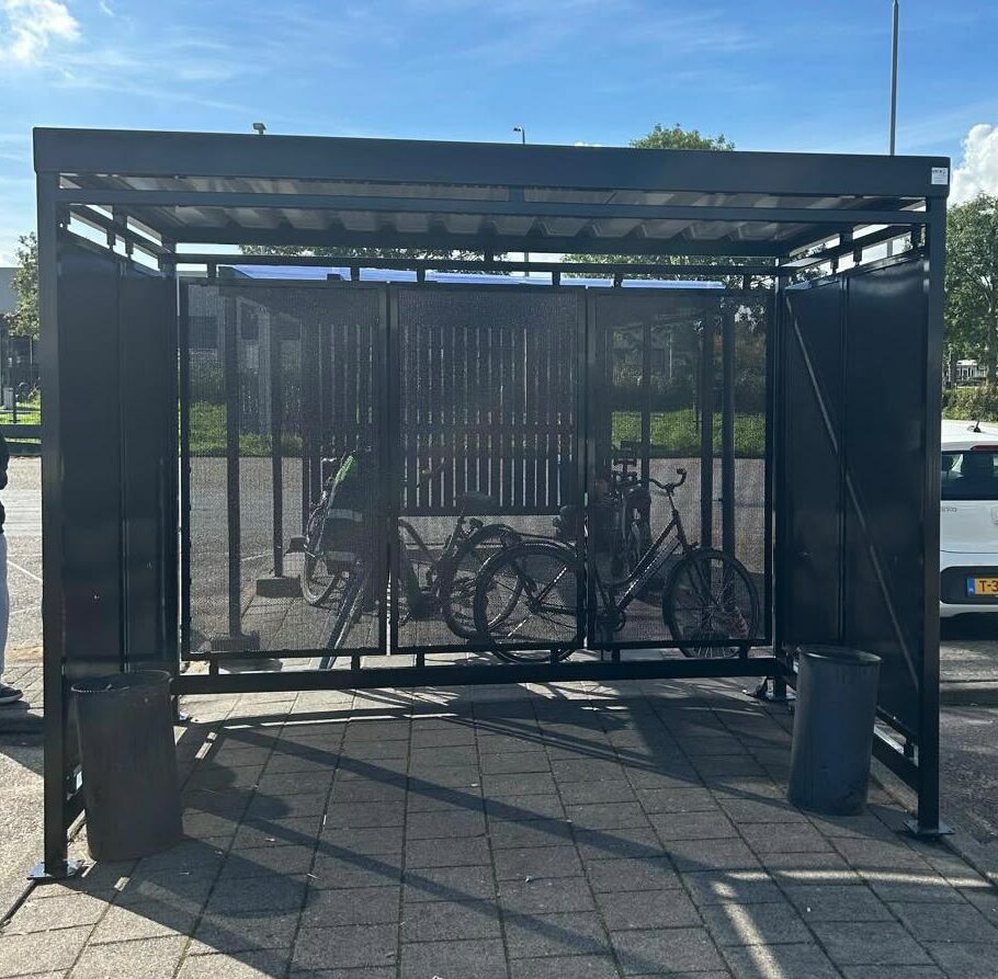Rookoverkapping Hagen 3 x 2 meter geplaatst in Aalsmeer 2 Rookoverkapping Hagen RAL 9005 met twee asbakken geplaatst door SKWshop