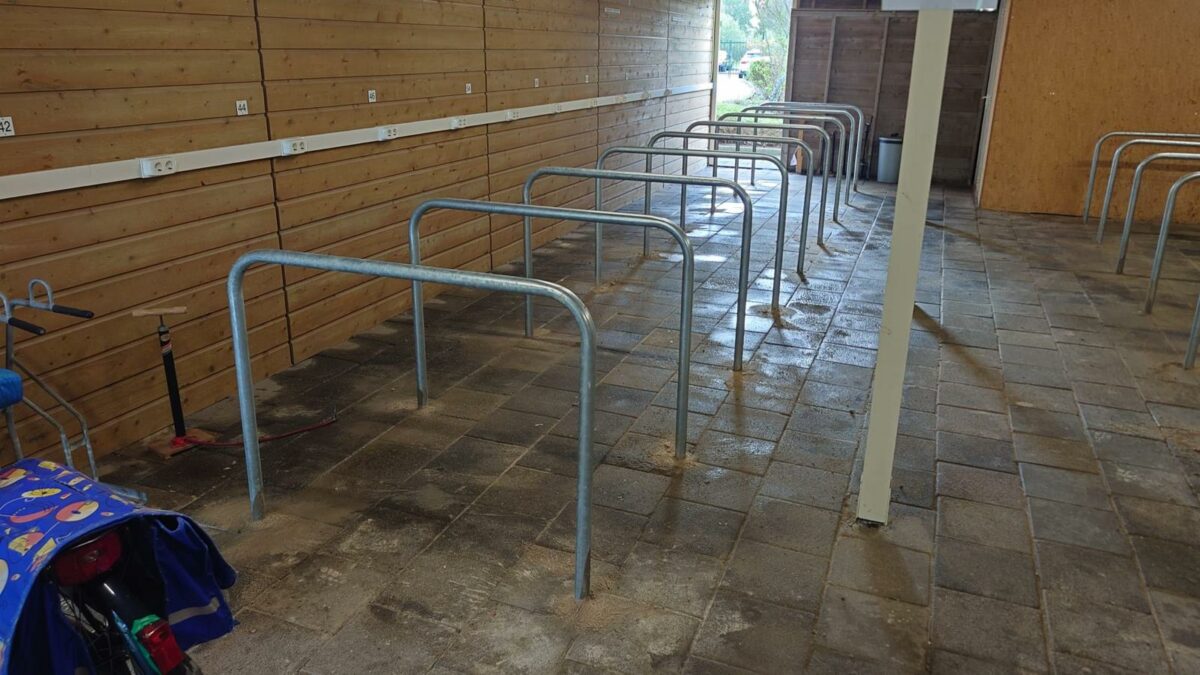 17 thermisch verzinkte fietsaanleunbeugels geplaatst in Den Helder 3 Geplaatste fietsaanleunbeugels van Ø48 mm en 1200 × 1200 mm in Den Helder, uitgevoerd in thermisch verzinkt staal en gemonteerd bij bestaande tegelbestrating.