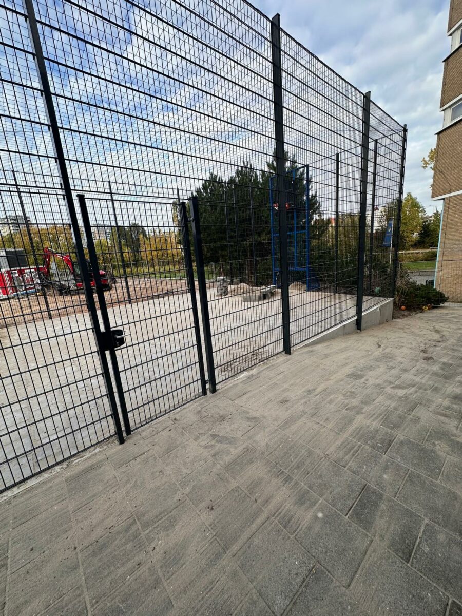 Twee maatwerk pannakooien geleverd en gemonteerd in Genk en bij Delfland 5 Toegangsdeur van de maatwerk pannakooi van 7 × 12 meter bij Hoogheemraadschap van Delfland, geleverd en gemonteerd door SKWshop.