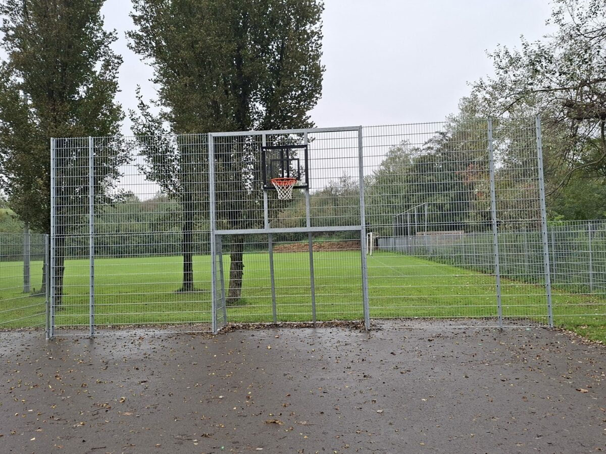 Twee voetbalwanden met basketbal geplaatst bij SV Wijk aan Zee 1 Thermisch verzinkte voetbalwand met geïntegreerd VBC160 voetbaldoel, basketbalbord en rode basketbalring.