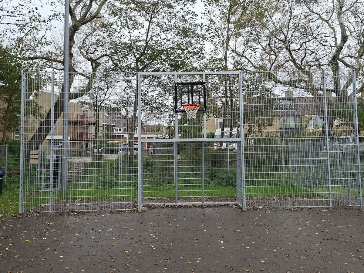 Twee voetbalwanden met basketbal geplaatst bij SV Wijk aan Zee 2 Voetbalwand met verzinkte spijlen, geïntegreerd voetbaldoel en antivandalen basketbalbord met rode ring.