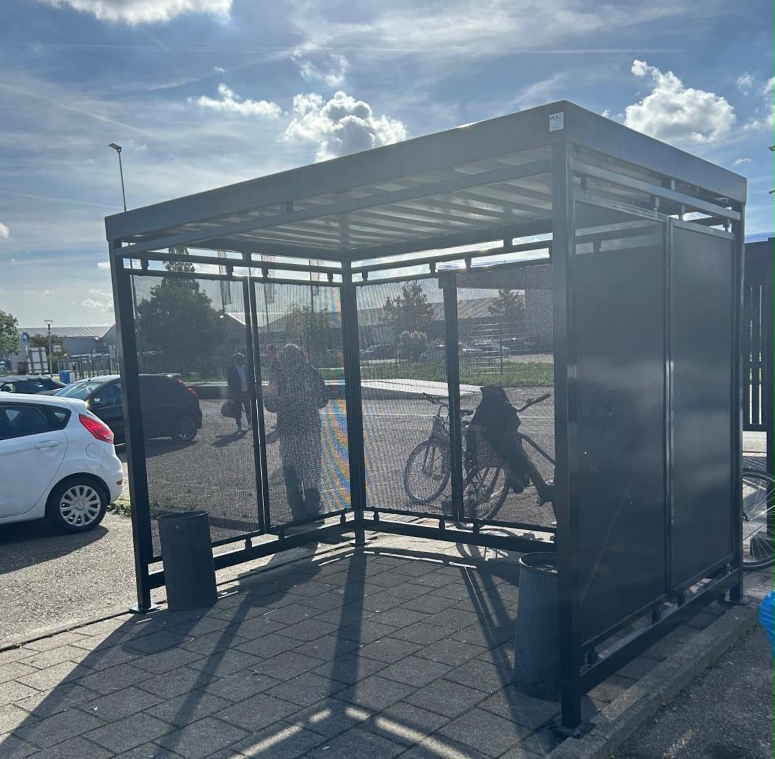 Rookoverkapping Hagen 3 x 2 meter geplaatst in Aalsmeer 3 Zwarte rookoverkapping Hagen met 2 asbakken in Aalsmeer