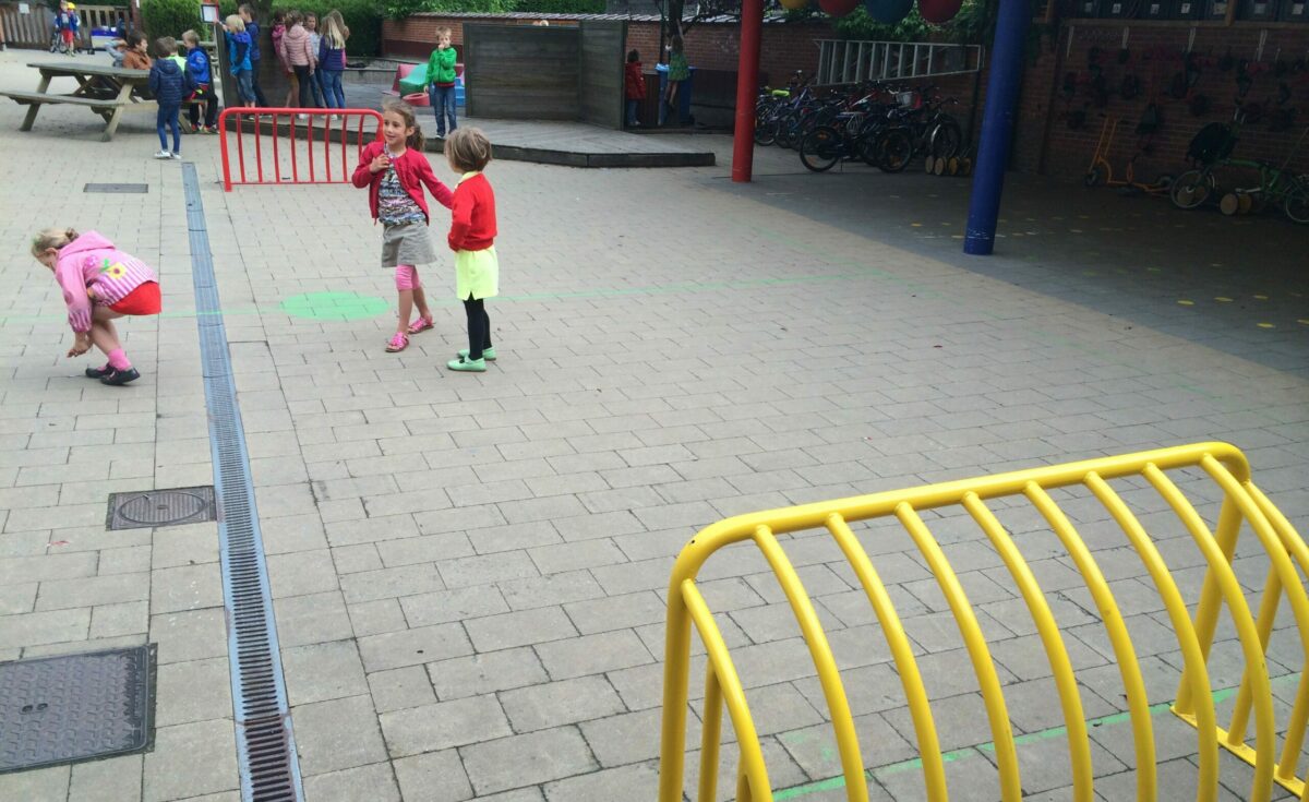 Voetbaldoel voor schoolplein of openbare ruimte 2 Voetbaldoeltjes model TRD200. Hier is gekozen voor 2 verschillende kleuren. Door de ronde vormen een zeer veilig voetbaldoel en mooi om te zien.