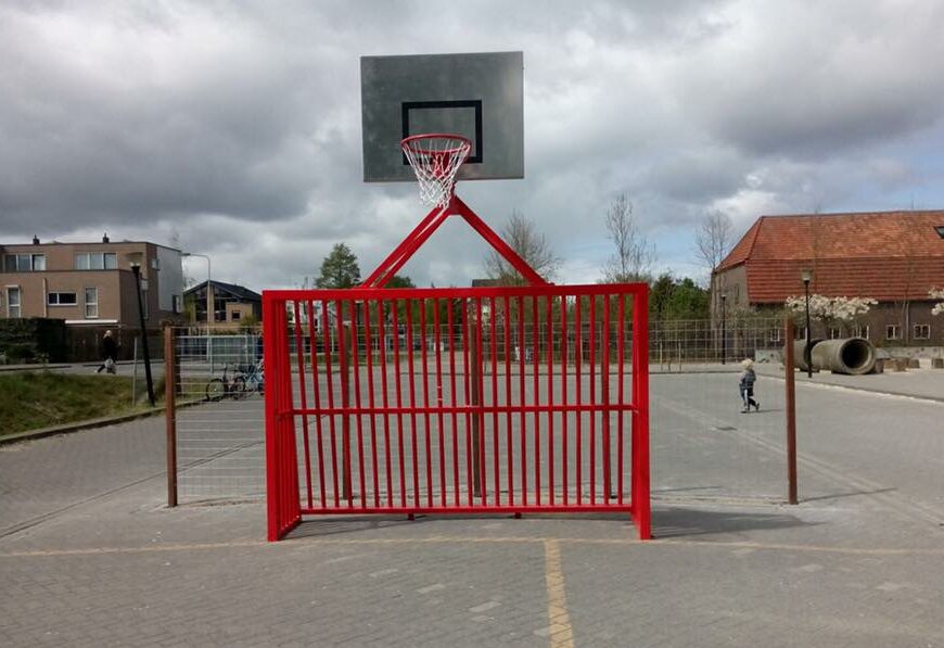 Voetbaldoel voor schoolplein of openbare ruimte 6 Voetbaldoel -basketbal-combi model VB200. Deze antivandaal voetbaldoelen met basketbal, kunnen ook in iedere standaard ral kleur gepoedercoat worden.