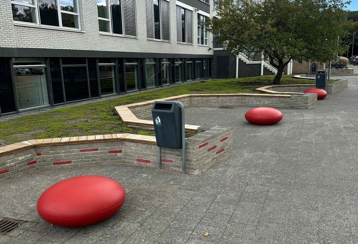 Voetbaldoel voor schoolplein of openbare ruimte 12 Onze Bima buitenafvalbakken en onze leuke ronde zitelementen zitstenen model Smartie.